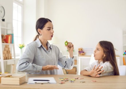 L’orthophoniste : un professionnel essentiel au développement et à la rééducation du langage.